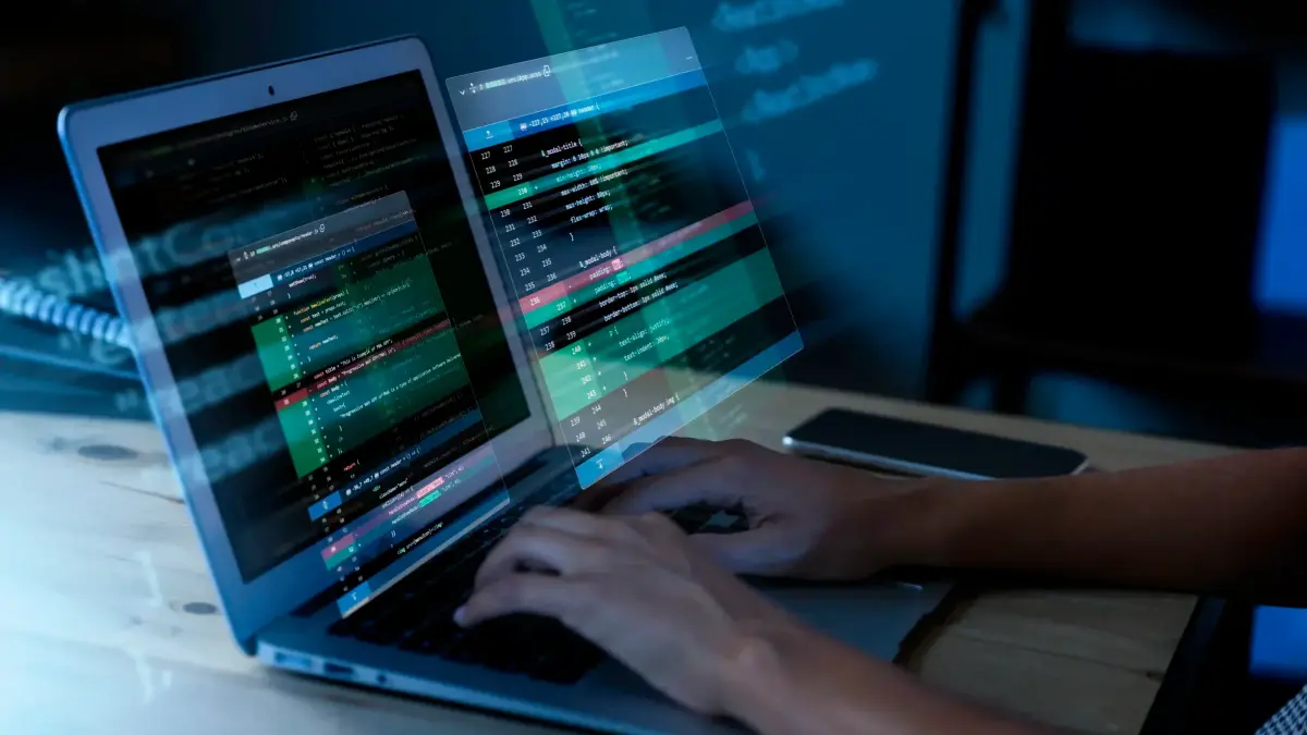 Persona trabajando con código en un portátil