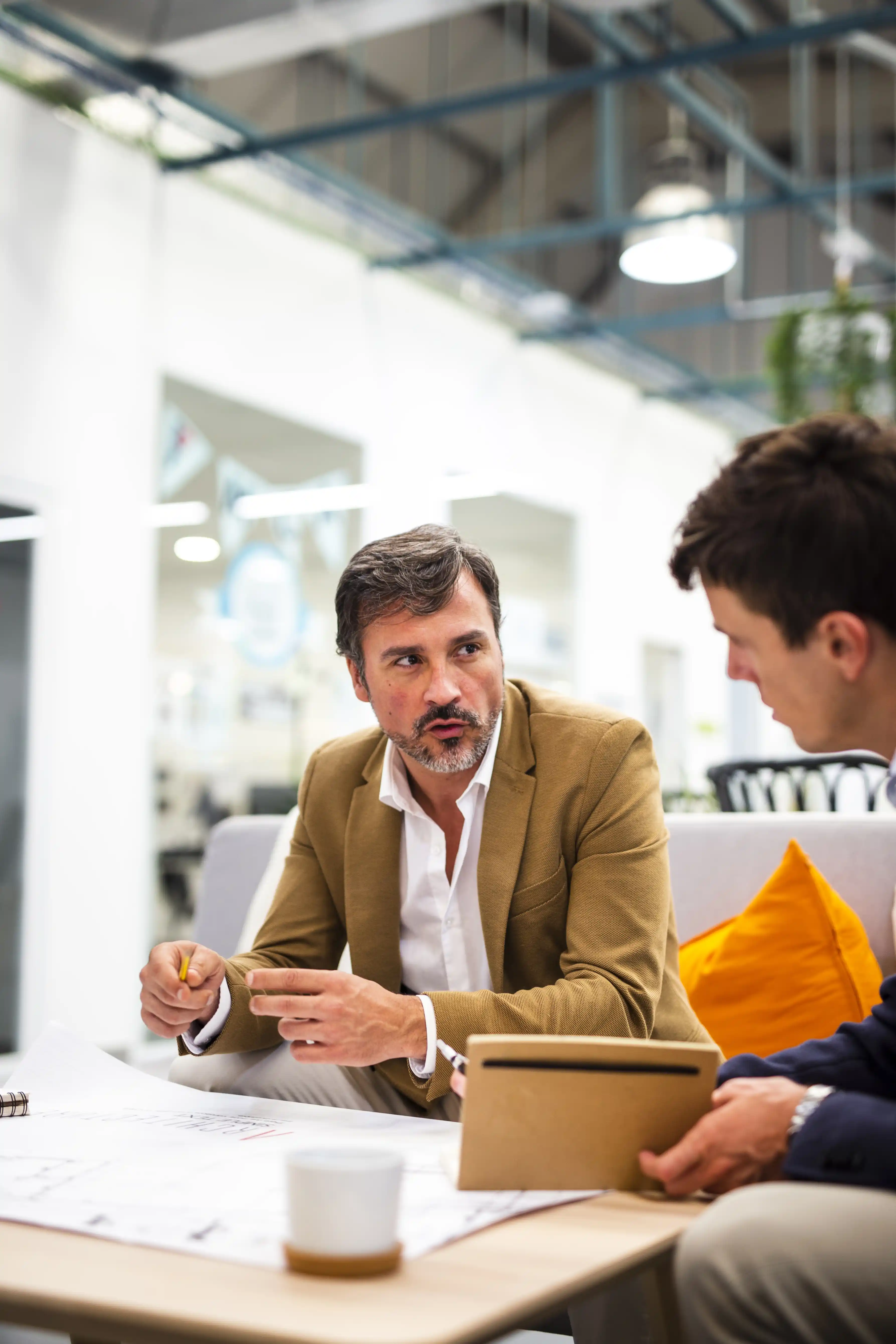 Profesionales de Datatech colaborando en una reunión de trabajo