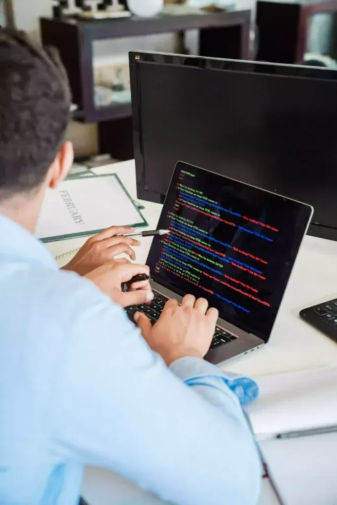 Profesional trabajando con un portátil en una oficina