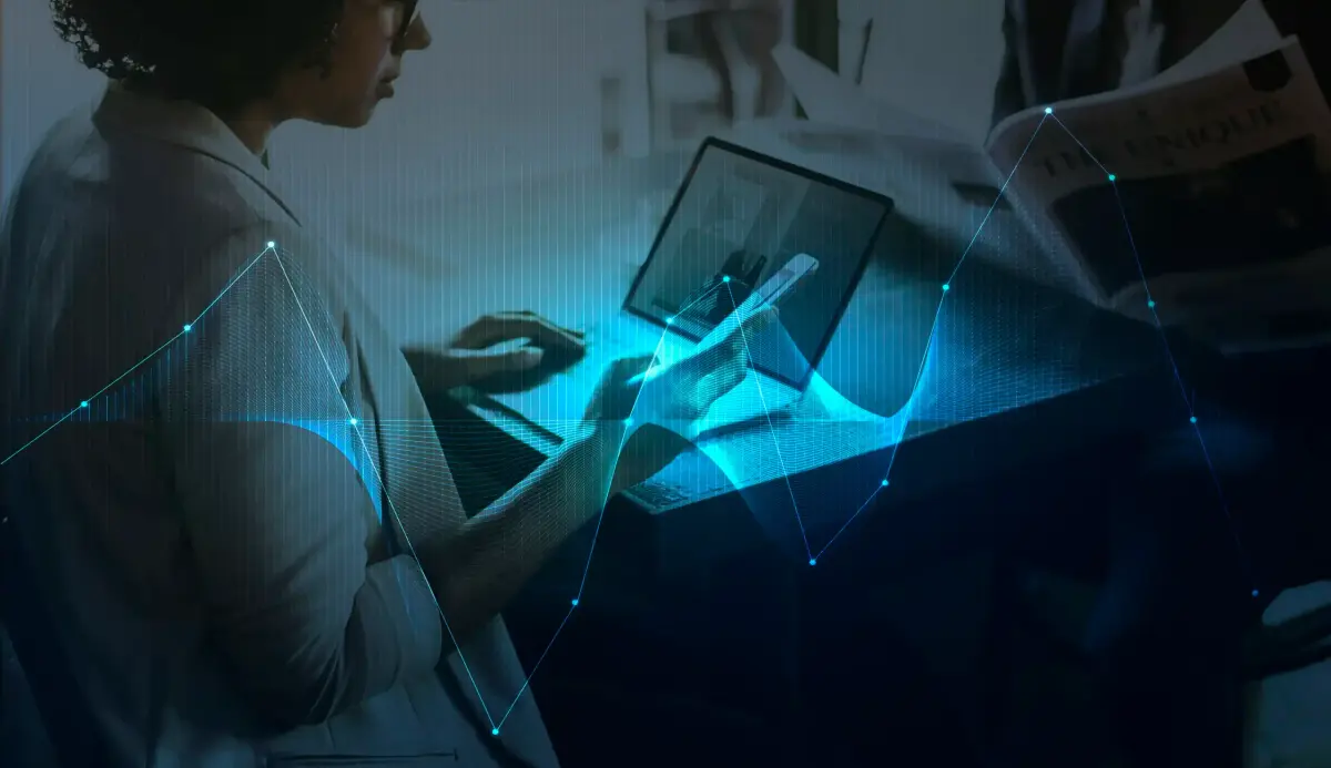Profesional trabajando con dispositivos digitales conectados en red