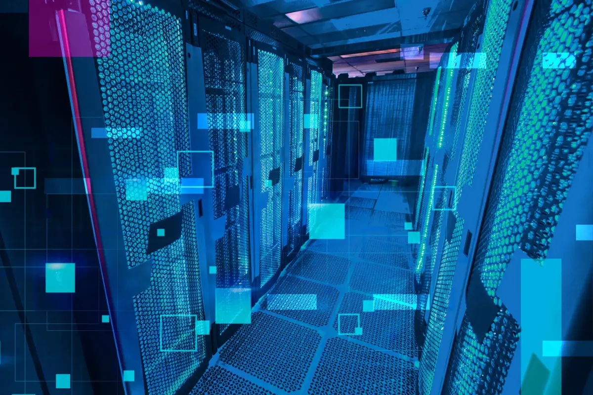 Pasillo de un centro de datos con servidores