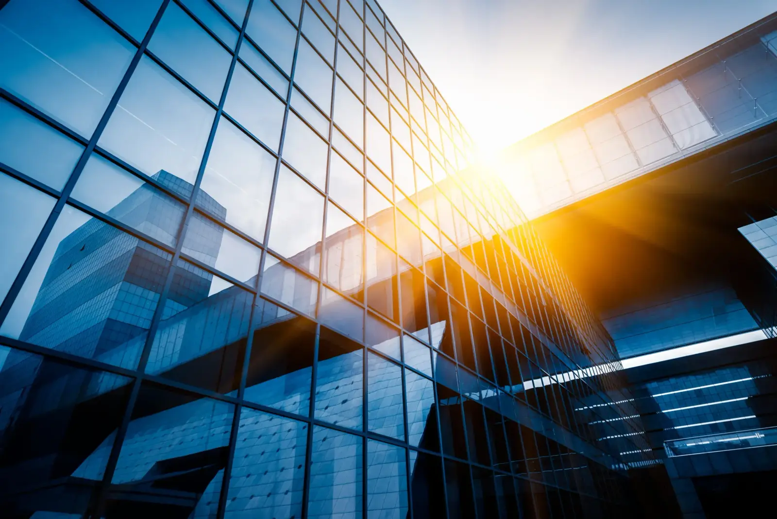 Fachada de cristal de un edificio corporativo moderno